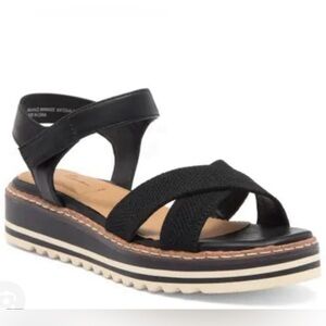 NWT, Me Too Halen Sandals with Stretchy Knit Criss Cross Straps